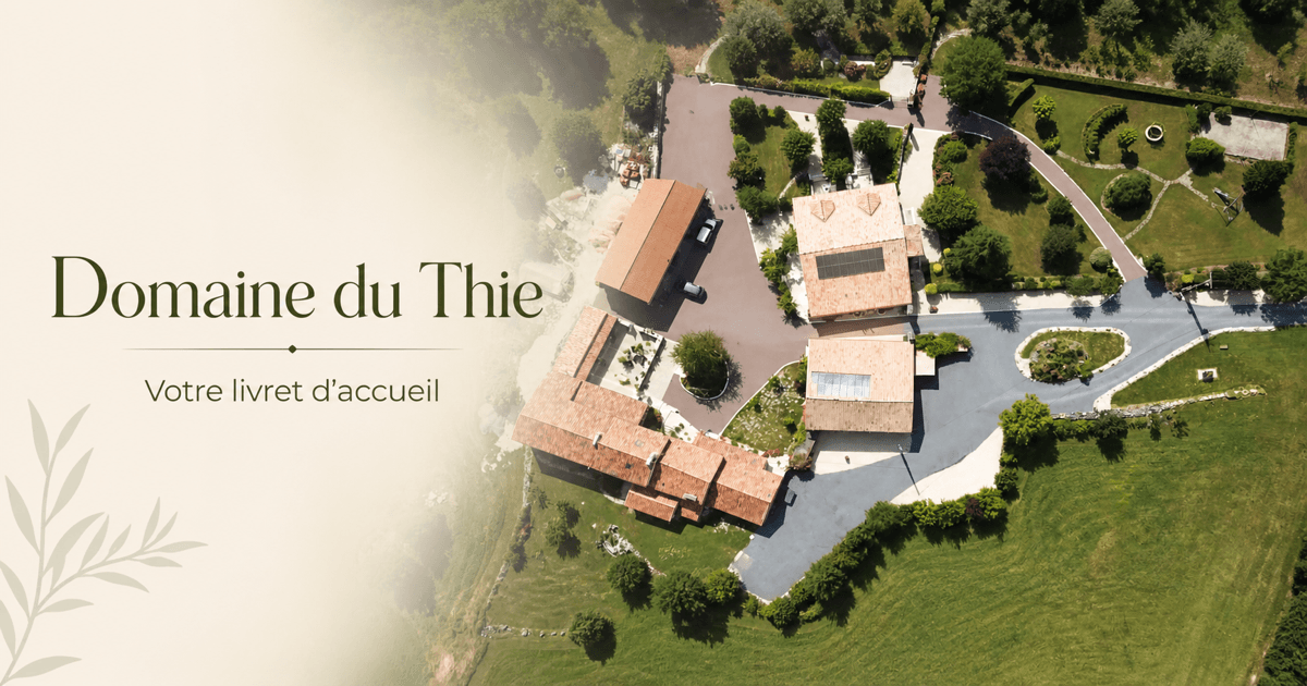 Vue aérienne du Domaine du Thie et titre du livret d’accueil